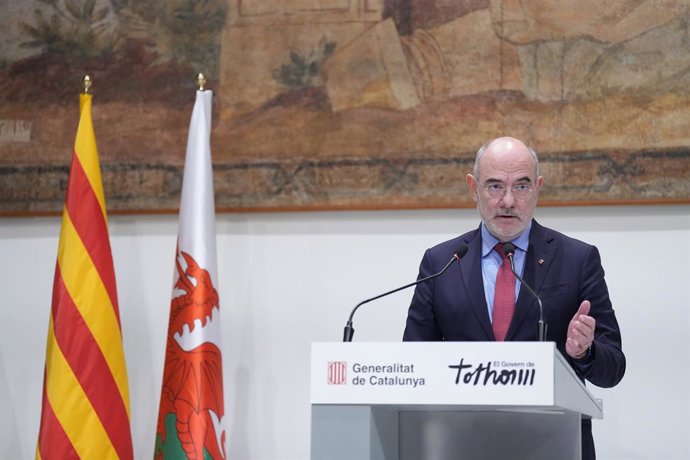 El conseller de la UE y Acción Exterior, Jaume Duch, interviene tras su reunión con la primera ministra de Gales, Eluned Morgan, a 7 de enero de 2026, en Barcelona, Cataluña (España). La reunión se produce para firmar un acuerdo de colaboración entre Gale