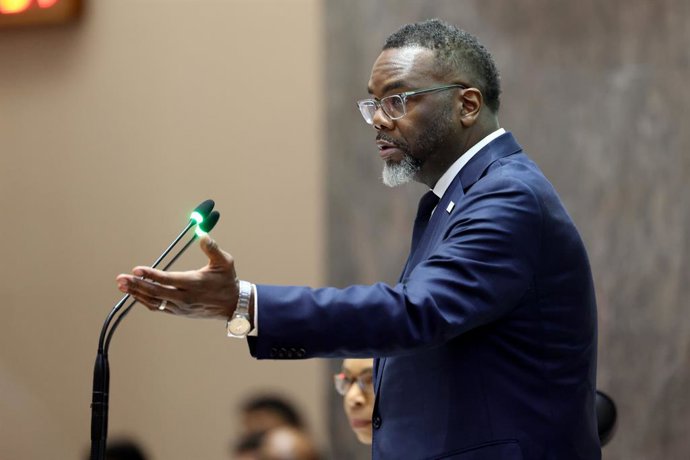 Archivo - Arquivo - 18 de dezembro de 2025, Chicago, Illinois, EUA: O prefeito Brandon Johnson preside uma reunião do Conselho Municipal, em 18 de dezembro de 2025.