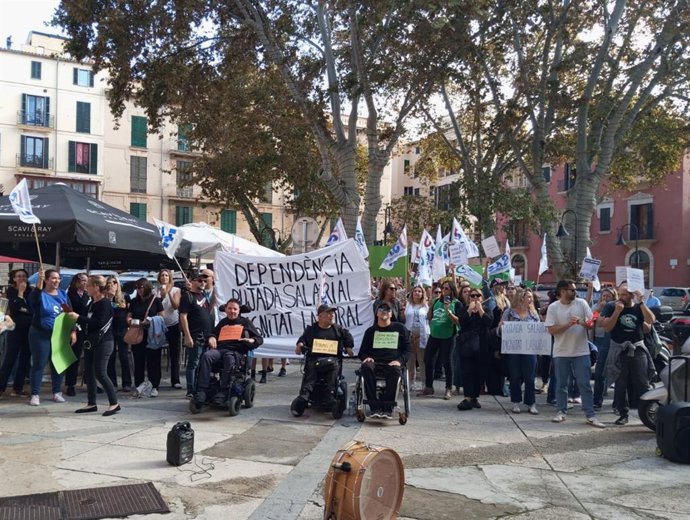 Trabajadores de la Fundación para la Dependencia protestan frente a la Conselleria de Familias, Bienestar Social y Atención a la Dependencia durante la huelga del año pasado.