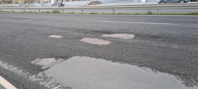 PSOE de Málaga denuncia "grave deterioro" del asfaltado en la MA-21 a su paso por el entorno del aeropuerto y Churriana