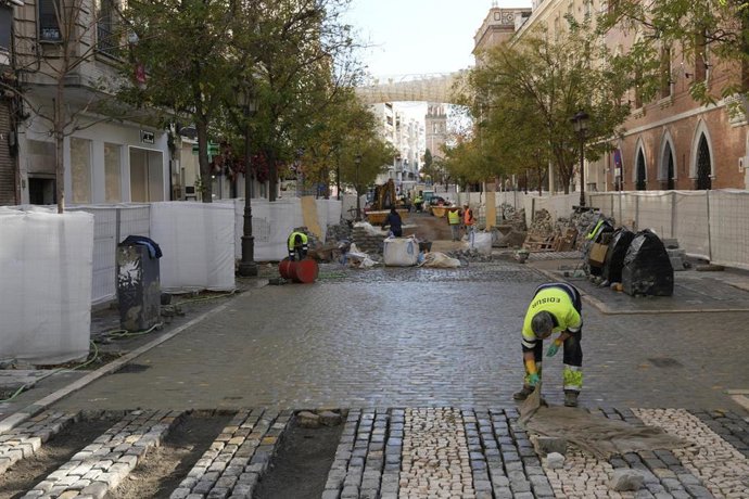Obras en la calle Laraña de Sevilla por el tranvibús.
