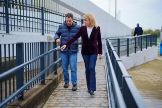 La Delegada de Deporte del Ayuntamiento de Sevilla, María Tena, visitando las instalaciones.