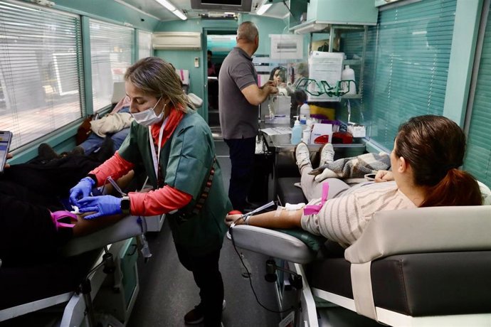 Malagueños donando sangre en previsión de las necesidades surgidas tras el grave accidente ferroviario de Adamuz, en la provincia de Córdoba. A 19 de enero de 2026, en Málaga (Andalucía, Córdoba). 