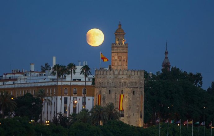 Archivo - Eclipse lunar parcial en Sevilla con la Torre del Oro enfrente.