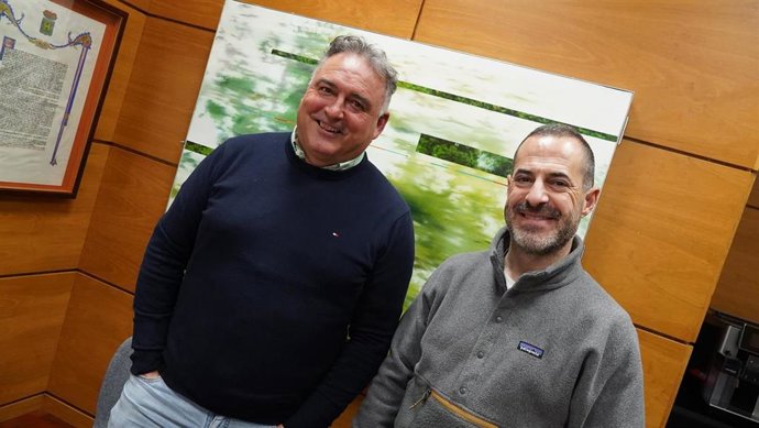 El alcalde de Siero, Ángel García, y el concejal de Caminos en el Medio Rural, Alumbrado Público y Zonas Verdes, Alejandro Villa.