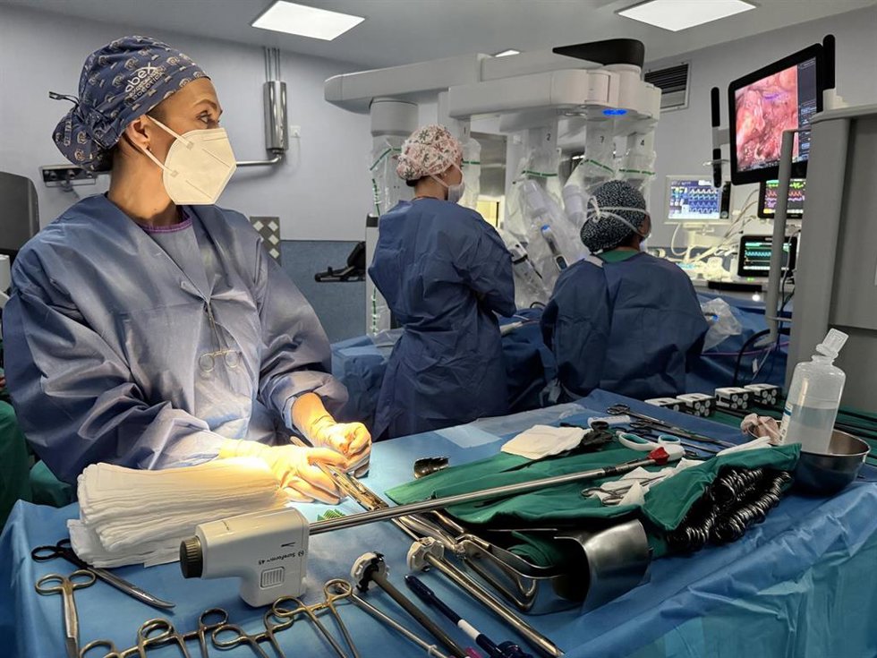 Archivo - El Hospital Doctor Peset incorpora con éxito la cirugía robótica para tratar el cáncer de esófago