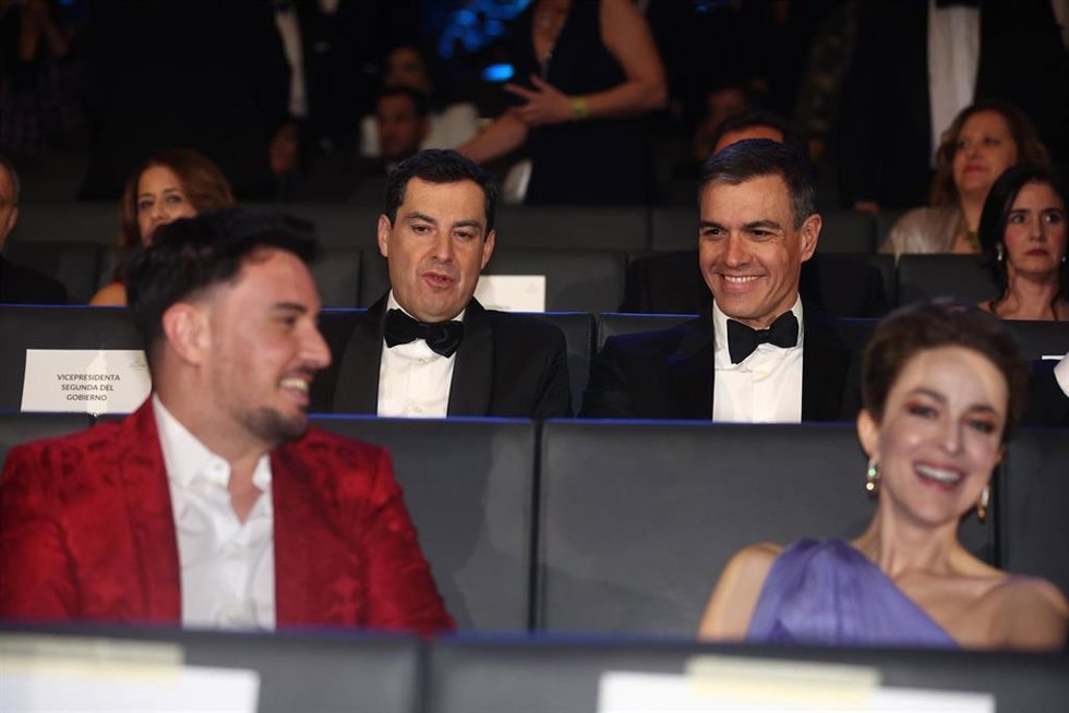 Archivo - El presidente de la Junta de Andalucía, Juanma Moreno (i) y el presidente del Gobierno, Pedro Sánchez (d), en la 37 edición de los Premios Goya, Clara Lago y Antonio de la Torre, en el Palacio de Congresos y Exposiciones FIBES, a 11 de febrero