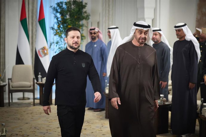Archivo - El presidente de Ucrania, Volodimir Zelenski, y el presidente de Emiratos Árabes Unidos, Mohamed bin Zayed