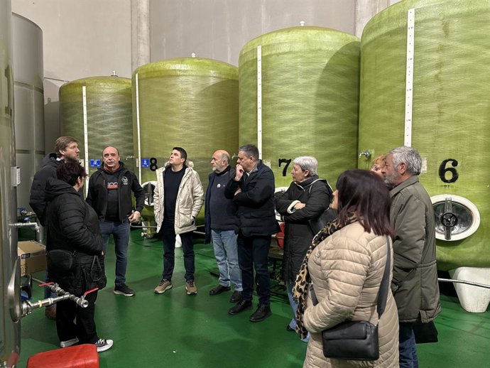 El secretario general del PSOE Alto Aragón y candidato por la provincia de Huesca a las elecciones del 8F, Fernando Sabés, este domingo en la visita a la almazara de la Cooperativa de Ayerbe.