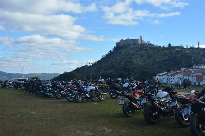 Motos en la pasada edición de la concentración Motera Invernal El Lince, con el Santuario de la Virgen de la Cabeza al fondo.