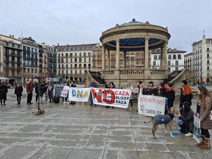 Concentración en contra del uso de perros de caza.