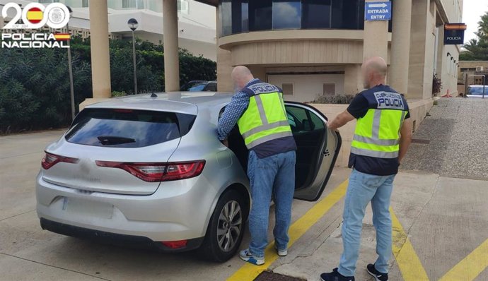 Dos agentes de la Policía Nacional.