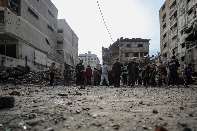 GAZA, 1º de fevereiro de 2026 — Palestinos inspecionam os danos causados pelos ataques aéreos israelenses na cidade de Gaza, em 31 de janeiro de 2026. Pelo menos 32 palestinos foram mortos em uma série de ataques aéreos israelenses na Faixa de Gaza na noi