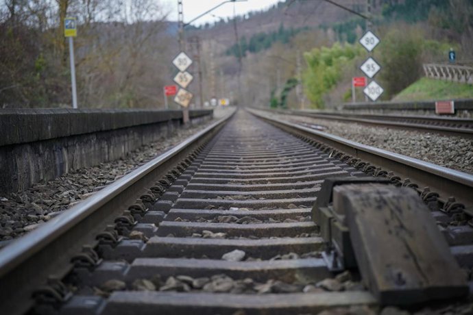 Vías de tren, a 31 de enero de 2026, en Amurrio, Álava, País Vasco (España). Amurrio es una estación ferroviaria de la línea C-3 de Cercanías Bilbao operada por Renfe. Se encuentra en el punto kilométrico 215,6 de la línea férrea de Castejón a Bilbao y fu