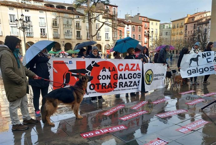 Una concentración exige en Logroño el fin de la caza, especialmente con galgos y otras razas, y más protección