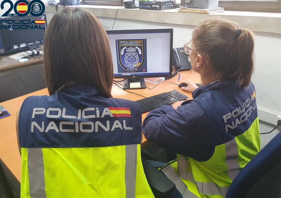Dos agentes de la UFAM de la Policía Nacional.