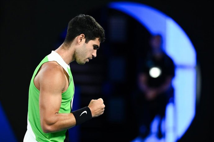 01 de fevereiro de 2026, Austrália, Melbourne: Carlos Alcaraz, da Espanha, reage durante a final masculina de simples contra Novak Djokovic, da Sérvia, no 15º dia do torneio de tênis Australian Open 2026, no Melbourne Park, em Melbourne. Foto: Joel Carret