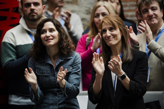 La presidenta de la Comunidad de Madrid y del Partido Popular de Madrid, Isabel Díaz Ayuso (i), acompañada de la alcaldesa de San Lorenzo de El Escorial, Carlota López (i), durante la clausura de la segunda sesión de la II Intermunicipal del PP de Madrid