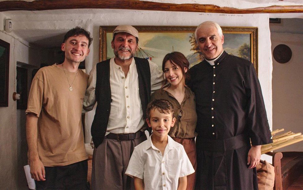 Archivo - (Desde Izda.) El Cineasta Álvaro León, Y Los Actores Salva Reina, Cristina Mediero Y Vicente Vergara, Con El Joven Alejandro Escamilla (Centro), En Una Pausa Del Rodadje De '¿Qué Comen Los Dragones?'.