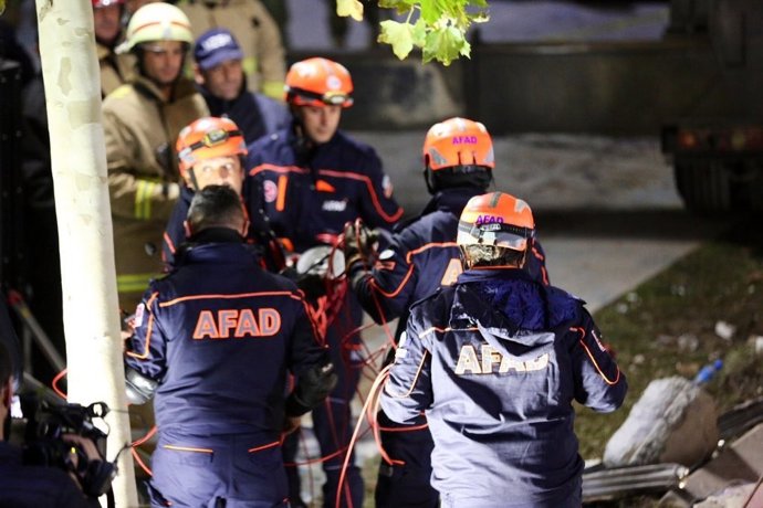 Archivo - Bomberos y equipos de rescate en Turquía