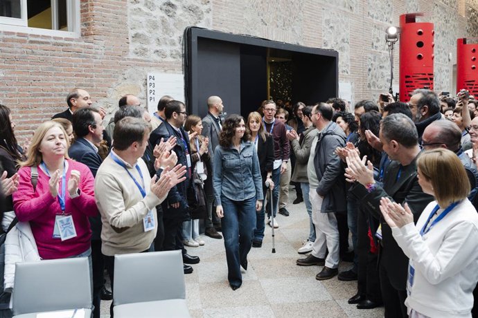 La presidenta de la Comunidad de Madrid y del Partido Popular de Madrid, Isabel Díaz Ayuso (C), durante la clausura de la segunda sesión de la II Intermunicipal del PP de Madrid, en el Hotel Euroforum Palacio de Los Infantes, a 1 de febrero de 2026, en Sa
