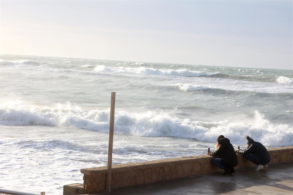 Archivo - Dos personas fotografían el oleaje causado por el viento, a 17 de enero de 2023, en Palma de Mallorca, Mallorca, Baleares (España). 