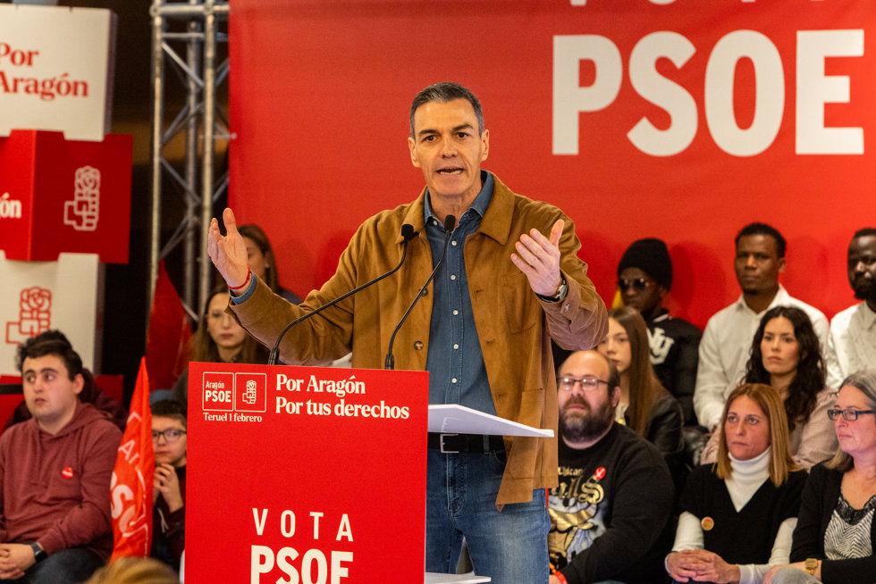 El secretario general del PSOE y presidente del Gobierno de España, Pedro Sánchez (i), durante un mitin de campaña electoral, en el Hotel Palacio La Marquesa, a 1 de febrero de 2026, en Teruel, Aragón (España).