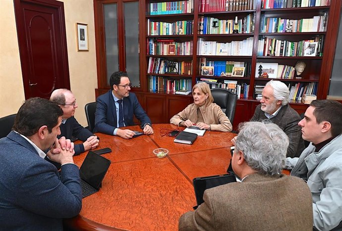 La alcaldesa de Jerez (Cádiz), María José García-Pelayo, acompañada de miembros del Gobierno municipal, el presidente de la Confederación de Empresarios de Cádiz (CEC), Andrés Santos Cordero, y el director de la CEC en Jerez.