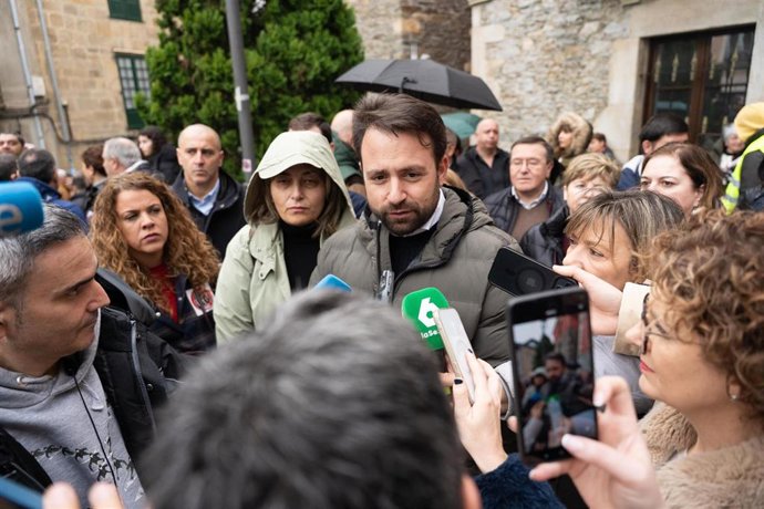 El presidente del PP, Álvaro Queipo, atiende a los medios en Navia.