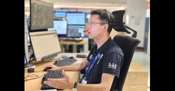 Efectivos trabajan en la extinción de un incendio declarado este domingo en un punto limpio de Telde (Gran Canaria)