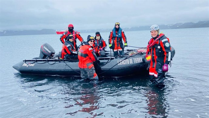 Investigadores de la Universidad de Jaén en la Isla Decepción.