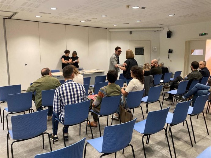 Imagen De Una Reunión En El Instituto De Las Industrias Culturales Y Las Artes Con Programadores Del Circuito Profesional