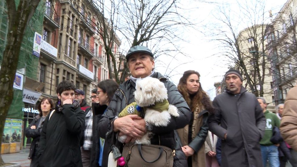 Colectivos animalistas se manifiestan en Bilbao contra la caza y el uso de perro