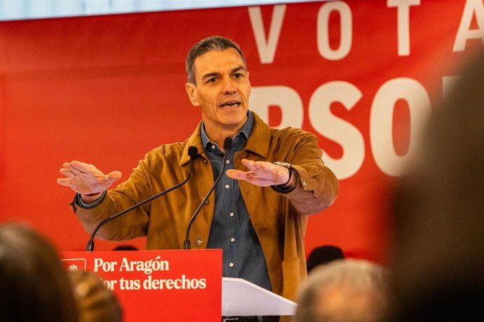 El secretario general del PSOE y presidente del Gobierno de España, Pedro Sánchez (i), durante un mitin de campaña electoral, en el Hotel Palacio La Marquesa, a 1 de febrero de 2026, en Teruel, Aragón (España). Los aragoneses están convocados a las urnas 