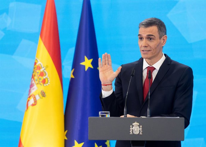 Archivo - El presidente del Gobierno, Pedro Sánchez, durante una rueda de prensa, en el Palacio de la Moncloa, a 15 de diciembre de 2025, en Madrid (España). Sánchez ha hecho balance del curso político y ha presentado el informe periódico de rendición de 