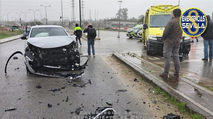 Imagen del accidente de tráfico registrado en la carretera de Su Eminencia, en Sevilla capital.