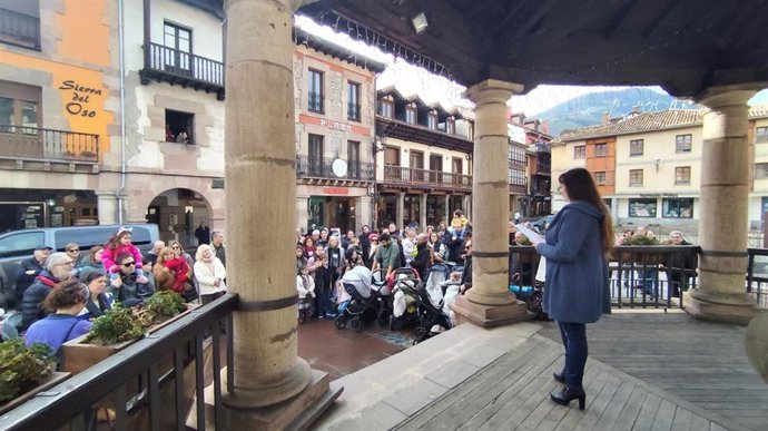 Más de 150 personas se concentran en Potes para pedir estabilidad en el servicio pediátrico de Liébana