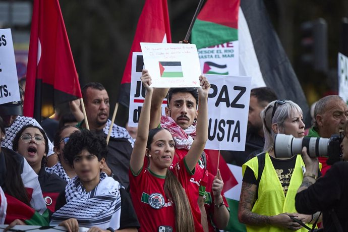 Archivo - Arquivo - Várias pessoas durante uma marcha por ocasião da greve geral convocada em apoio à Palestina, em 15 de outubro de 2025, em Madri (Espanha). A marcha faz parte da mobilização nacional promovida por sindicatos como CGT, Solidaridad Obre