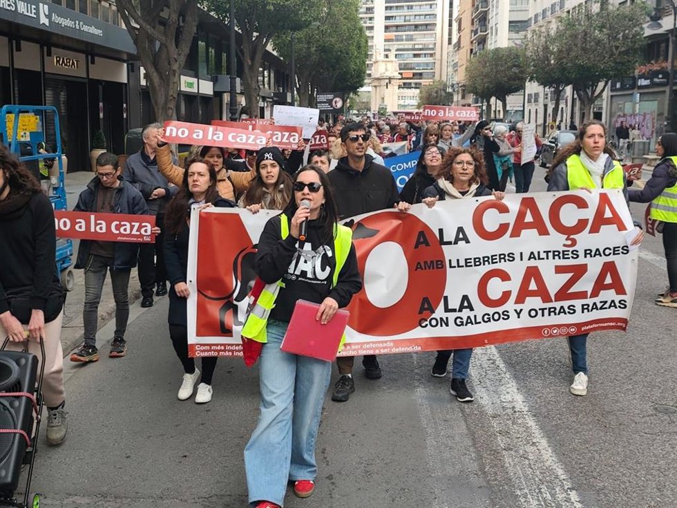 Manifestación con el lema 'No a la caza' en la calle Colón de Valncia