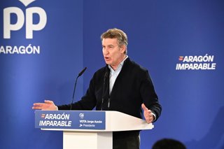 El presidente del PP, Alberto Nuñez Feijóo, durante una comida mitin en Calatayud junto con el presidente del Gobierno de Aragón, Jorge Azcón. 