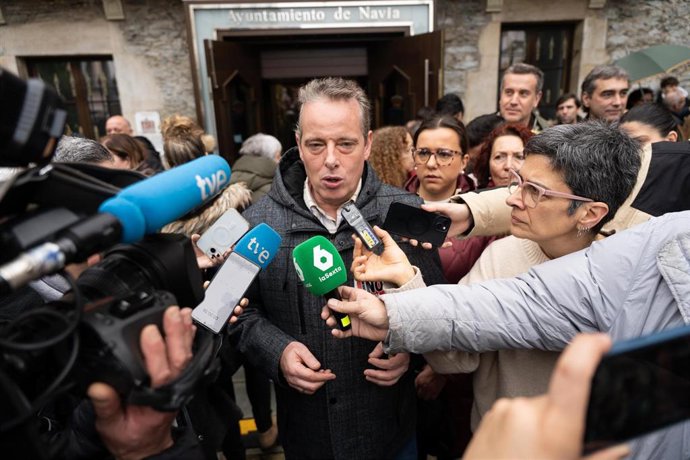 El consejero de Medio Rural, Marcelino Marcos Líndez, en Navia, en la movilización contra el ERE de ENCE.