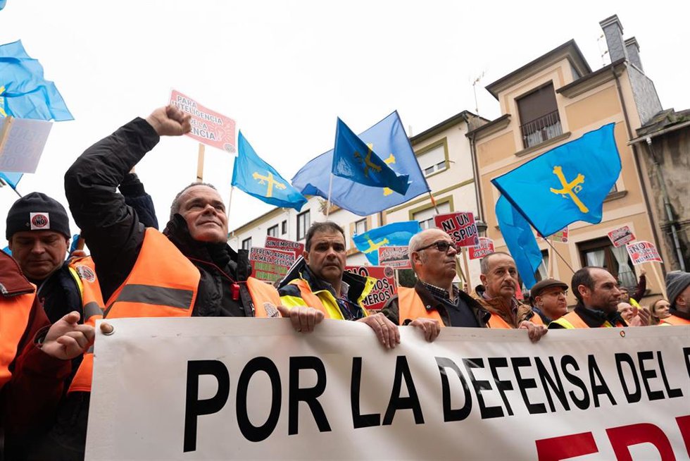Manifestación de la plantilla de Ence en contra del ERE a 96 trabajadores, a 1 de febrero de 2026, en Navia, Asturias (España). Los trabajadores protestan por la decisión de la compañía de activar un Expediente de Regulación de Empleo (ERE) que supondrí