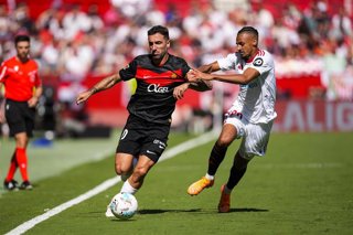 Archivo - Sergi Darder y Djibril Sow en el Sevilla FC-RCD Mallorca de la primera vuelta de LaLiga EA Sports