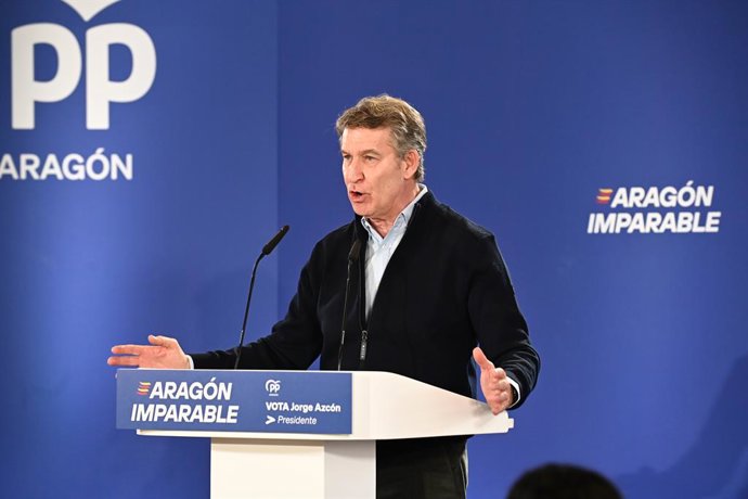 El president del PP, Alberto Nuñez Feijóo, durant una menjada míting a Calataiud juntament amb el president del Govern d'Aragó, Jorge Azcón. 