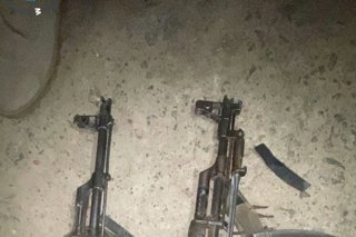 Archivo - Fusiles AK-47 incautados a supuestos miembros de Boko Haram en Nigeria