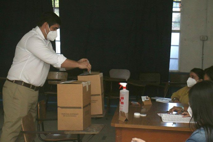 Archivo - Arquivo - 06 de fevereiro de 2022, Costa Rica, San José: Carlos Alvarado, presidente da Costa Rica, deposita seu voto nas eleições presidenciais e parlamentares em uma urna eleitoral. Um segundo turno se aproxima para a eleição presidencial da C