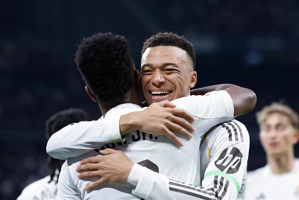 Kylian Mbappé celebra un gol de Vinícius Júnior con el Real Madrid CF ante el Rayo Vallecano. 
