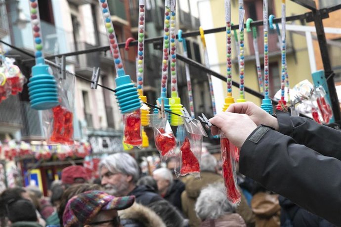 Archivo - Mercadillo en la plaza de San Nicolás por la festividad de San Blas.