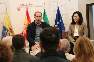 La secretaria general del PSOE de Córdoba, Rafi Crespín, junto al secretario general del PSOE de Palma del Río, Carlos Muñoz.