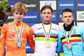Tibor Del Grosso, Mathieu van der Poel y Thibau Nys en el podio del Mundial de ciclocross